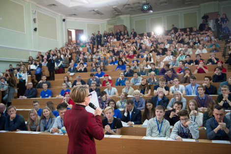 Участники Географического диктанта - 2019 на центральной площадке в МГУ имени М.В. Ломоносова. Фото: пресс-служба РГО