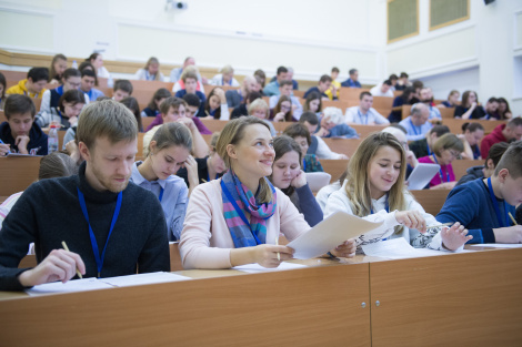 Участники Географического диктанта - 2019 на центральной площадке в МГУ имени М.В. Ломоносова. Фото: пресс-служба РГО